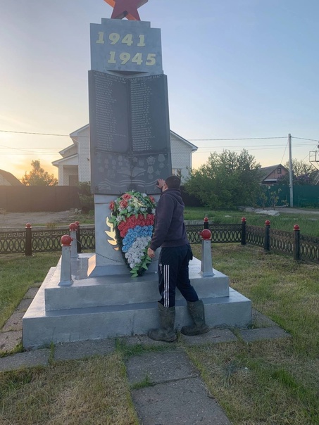 Обучающиеся привели в порядок памятник Героям Великой Отечественной войны.