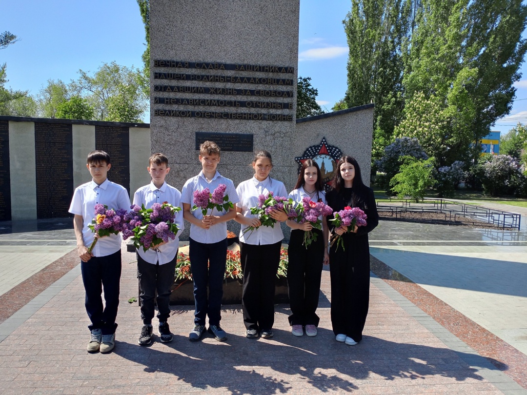 Возложение цветов к Вечному огню.