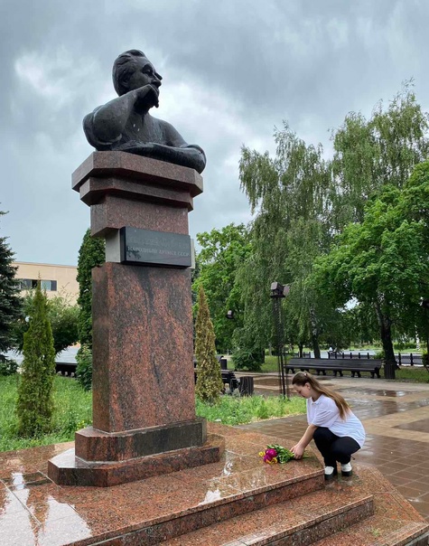 Обучающиеся МАОУ СОШ № 18 возложили цветы к памятнику Е. А. Лебедеву.