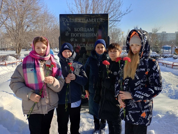 Церемония возложения цветов к памятнику бойцам, погибшим в Беслане.