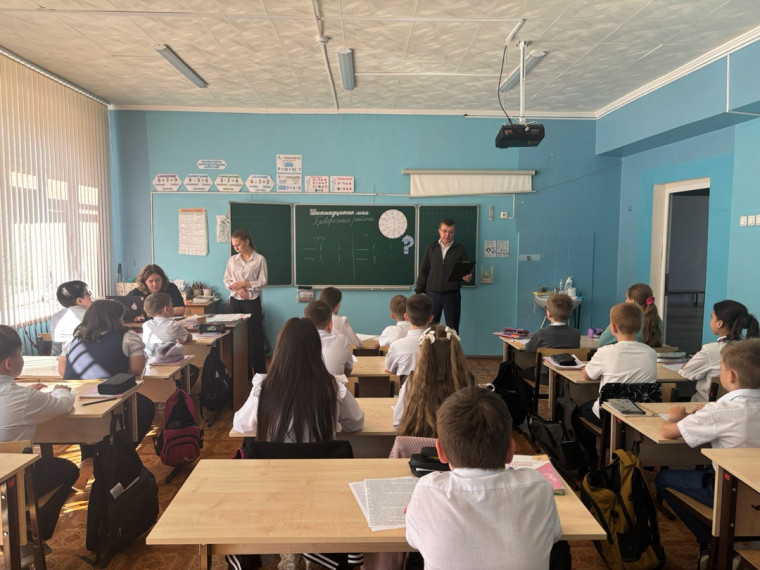 «Уступи дорогу поездам».